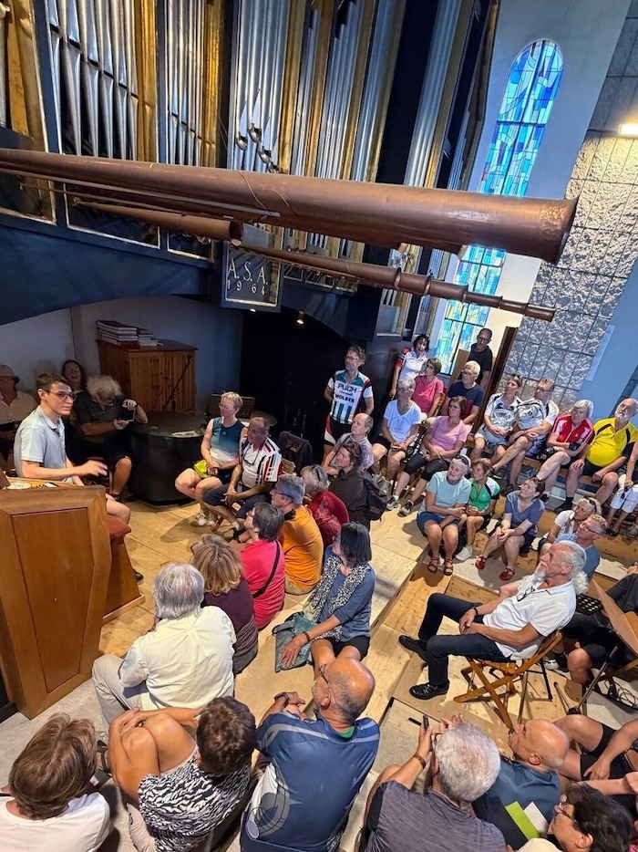 Organist Manuel Fröschl und die „Orgel- Radler“ in der Pfarrkirche Stephanshart ...
