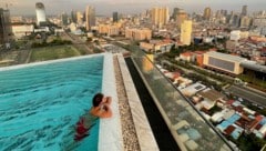 Johannes Tartarotti genießt den Blick vom Hotel-Pool über Phnom Penh.