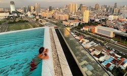 Johannes Tartarotti genießt den Blick vom Hotel-Pool über Phnom Penh.