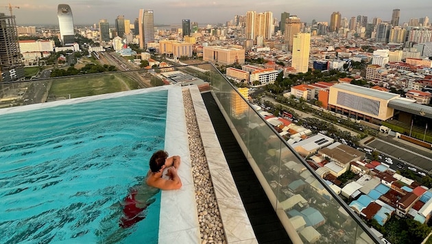 Johannes Tartarotti genießt den Blick vom Hotel-Pool über Phnom Penh.