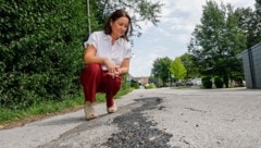 Bürgermeisterin Cornelia Ecker begutachtet die Schäden auf den Straßen ihrer Gemeinden. ...