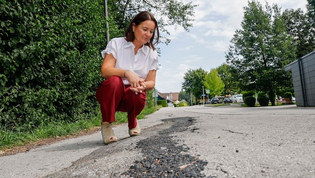 Bürgermeisterin Cornelia Ecker begutachtet die Schäden auf den Straßen ihrer Gemeinden. ...