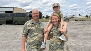 Militärkommandant Georg Härtinger mit Oberstleutnant Gertraud Schneitl und ihrer Tochter, die ...