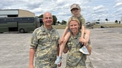 Militärkommandant Georg Härtinger mit Oberstleutnant Gertraud Schneitl und ihrer Tochter, die ...