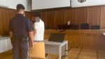 Schon mit 14 Jahren macht der Terror-Bubi mit seinem Attentats-Plan in der „Krone“ Schlagzeilen. ...