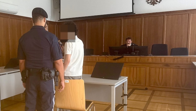 Schon mit 14 Jahren macht der Terror-Bubi mit seinem Attentats-Plan in der „Krone“ Schlagzeilen. ...
