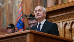 András Baka bei seiner Antrittsrede im Parlament.