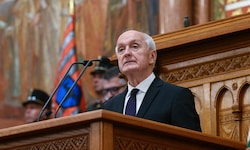 András Baka bei seiner Antrittsrede im Parlament.