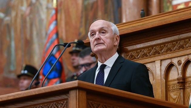 András Baka bei seiner Antrittsrede im Parlament.