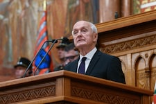 András Baka bei seiner Antrittsrede im Parlament.
