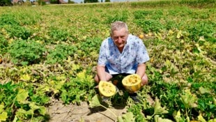 Christian Jauschowetz Franz Labugger mit der traurigen Ausbeute auf einem Feld nahe Lebring
