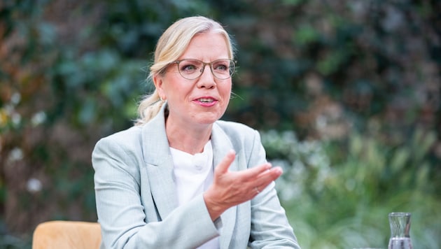Leonore Gewessler überraschte im ORF-Sommergespräch mit den richtigen Fragen ausgerechnet zur ...