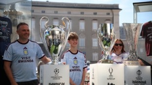 Am Dienstag blieb Zeit für Fotos mit dem Pokal. Heute wird der Andrang noch größer.
