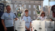 Am Dienstag blieb Zeit für Fotos mit dem Pokal. Heute wird der Andrang noch größer.