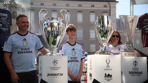 Am Dienstag blieb Zeit für Fotos mit dem Pokal. Heute wird der Andrang noch größer.