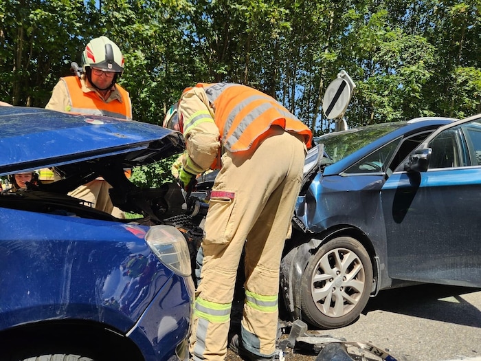 Feuerwehrmänner bei den beiden Autos.