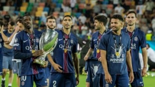 Die Stars von Paris Saint-Germain mit dem UEFA-Superpokal. 