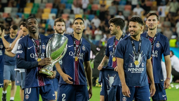 Die Stars von Paris Saint-Germain mit dem UEFA-Superpokal.