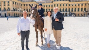 Stadtrat Peter Hacker (SPÖ, re.) hat eigentlich Angst vor Pferden. Doch beim braven Ponyhengst ...