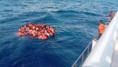 Die Passagiere waren mit Rettungswesten ausgestattet, einige nutzten während der Evakuierung ...