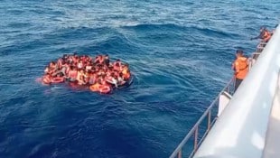 Die Passagiere waren mit Rettungswesten ausgestattet, einige nutzten während der Evakuierung ...