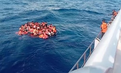 Die Passagiere waren mit Rettungswesten ausgestattet, einige nutzten während der Evakuierung ...