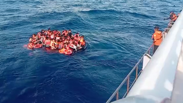 Die Passagiere waren mit Rettungswesten ausgestattet, einige nutzten während der Evakuierung ...