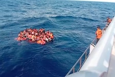 Die Passagiere waren mit Rettungswesten ausgestattet, einige nutzten während der Evakuierung ...