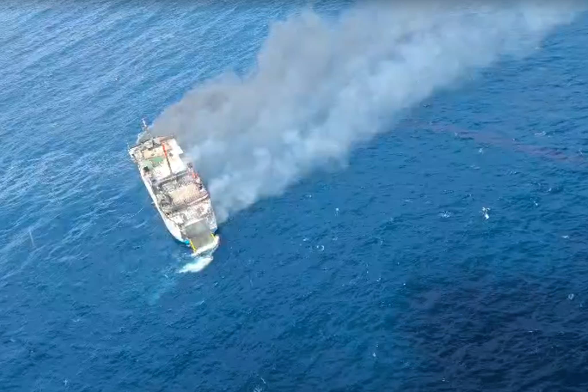 Starker Wind, dichter Rauch und hoher Wellengang erschwerten den Einsatz.