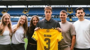Die Schwestern Victoria und Grace, Mama Simone, Papa Heinrich und Manager Barış Altuz stärkten ...