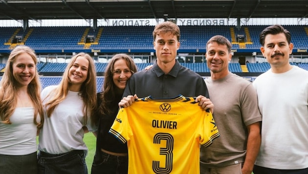 Die Schwestern Victoria und Grace, Mama Simone, Papa Heinrich und Manager Barış Altuz stärkten ...
