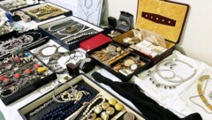 Der 23-Jährige hatte Schmuck seiner Schützlinge mitgehen lassen (Symbolbild)