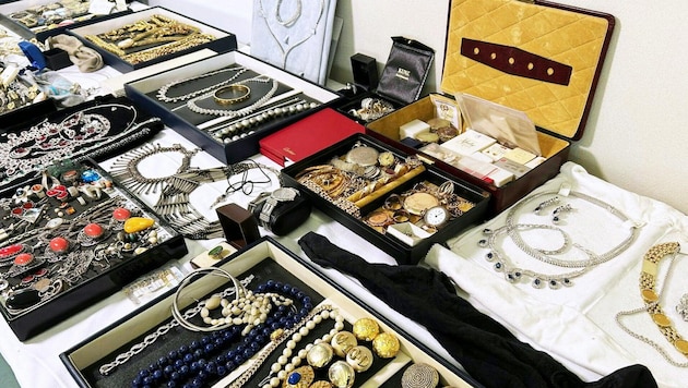 Der 23-Jährige hatte Schmuck seiner Schützlinge mitgehen lassen (Symbolbild)