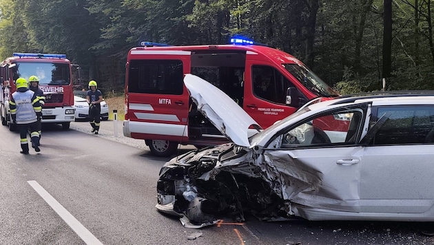 Vier Feuerwehren mussten die Wracks bergen und die Straße sauber machen