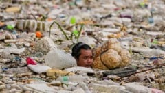 Auch in der Region um die Hauptstadt Manila standen zahlreiche Straßen und Wohngebiete unter ...