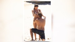 Buck Palmer machte Alessandra Ambrosio am Strand einen Antrag.