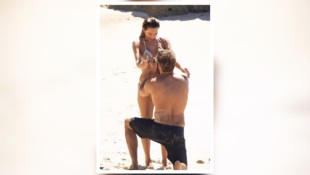 Buck Palmer machte Alessandra Ambrosio am Strand einen Antrag.