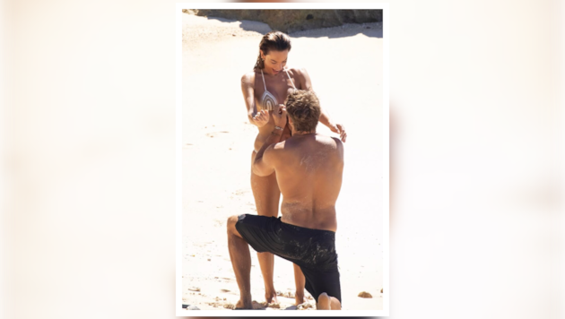 Buck Palmer machte Alessandra Ambrosio am Strand einen Antrag.