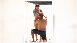 Buck Palmer machte Alessandra Ambrosio am Strand einen Antrag.