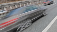 Mit 160 km/h bretterte der Autolenker durch den Baustellenbereich (Symbolbild).