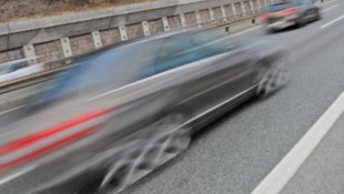 Mit 160 km/h bretterte der Autolenker durch den Baustellenbereich (Symbolbild).