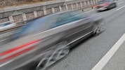 Mit 160 km/h bretterte der Autolenker durch den Baustellenbereich (Symbolbild).