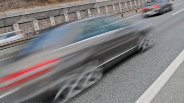 Mit 160 km/h bretterte der Autolenker durch den Baustellenbereich (Symbolbild).
