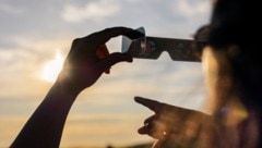 Die Sonnenfinsternis sollte man nur mit dafür vorgesehenen Schutzbrillen bestaunen – im ...