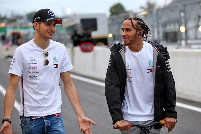Während Lewis Hamilton (r.) 2019 zu seinem sechsten WM-Titel raste, blieb Ocon (l.) nur die ...