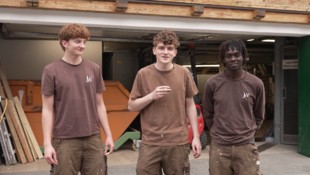 Luis, Lenny und Ryan lernen bei Weixlbaumer nicht nur das Tischlerhandwerk, sondern übernehmen ...
