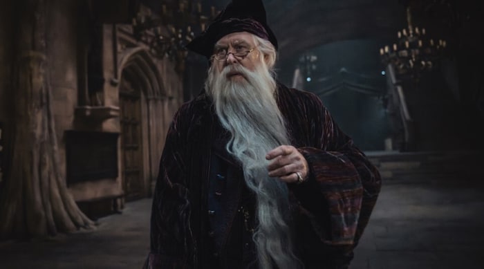 John Lithgow wird zu Schulleiter Albus Dumbledore.