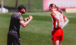 Trainer Dusan Pavlovic (li.) muss länger auf Greta Spinn (re.) verzichten.