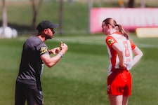 Trainer Dusan Pavlovic (li.) muss länger auf Greta Spinn (re.) verzichten.