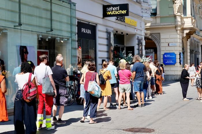 Großer Andrang auf Sonnenfinsternis-Brillen in Graz: Viele wollen sich noch rechtzeitig für das ...